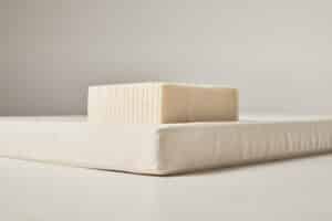 Talalay latex mattress with a block of uncovered natural rubber